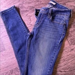 Mid rise, Super Skinny Jeans.